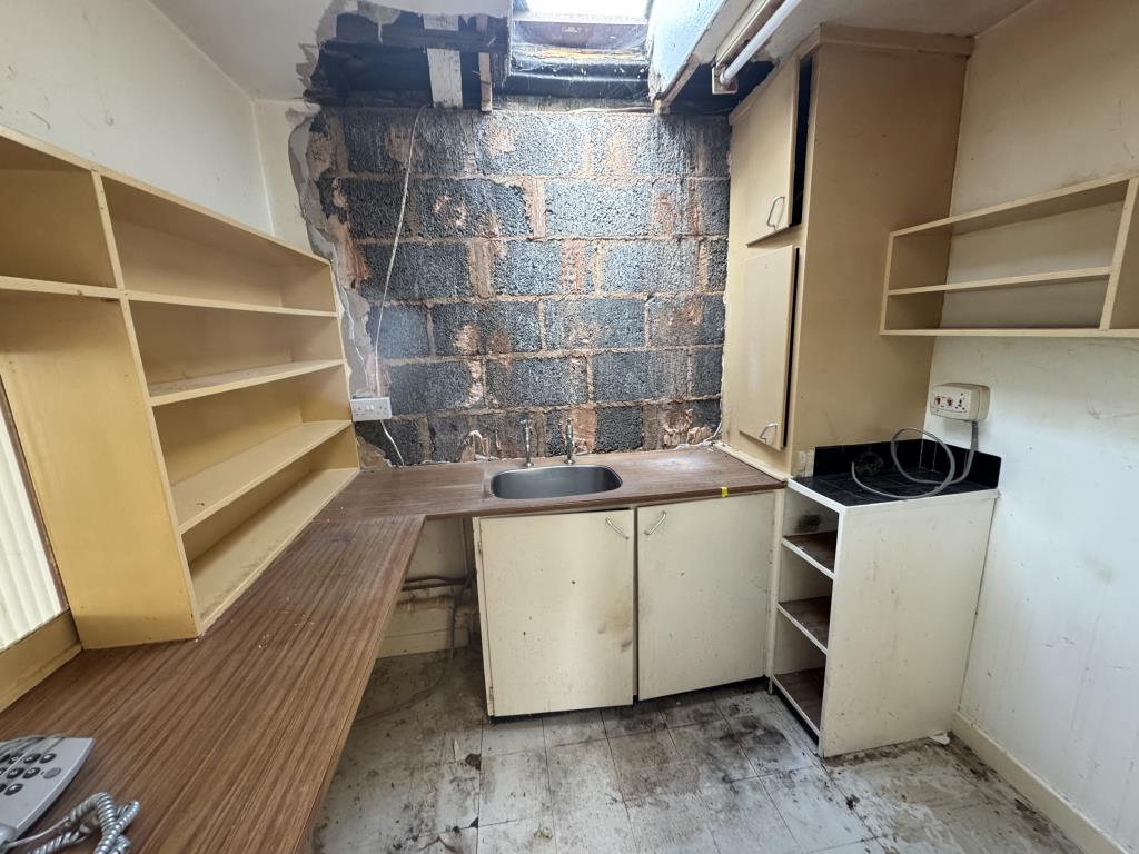 Lot: 157 - TWO-BEDROOM LINKED BUNGALOW FOR UPDATING AND REPAIR - Kitchen